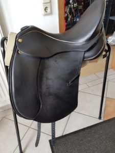 Sommer Esprit Dressursattel – Größe 17,5 – kurze Kissen – Kammer 34 cm – 2400 Euro